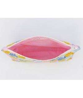 L'intérieur de la trousse est rose