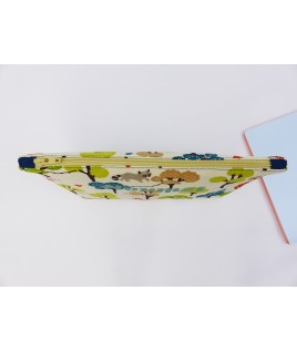 Réalisée avec beaucoup de soin, cette trousse se ferme avec un zip