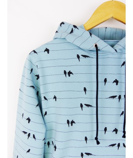 Le hoodie est en tissu bio