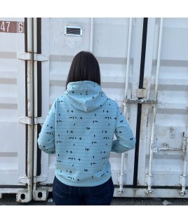 Vue de dos, ce sweat à capuche pour femme est très élégant Vue de dos, ce sweat à capuche pour femme est très élégant