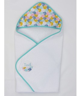 Cette superbe cape de bain est personnalisée au prénom de l'enfant Cette superbe cape de bain est personnalisée au prénom de l'enfant