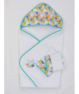 La cape de bain peut être complétée par les gants de toilette La cape de bain peut être complétée par les gants de toilette