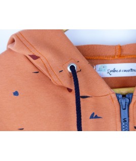 La capuche possède un lacet