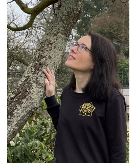 Le pull noir pour l'automne et l'hiver