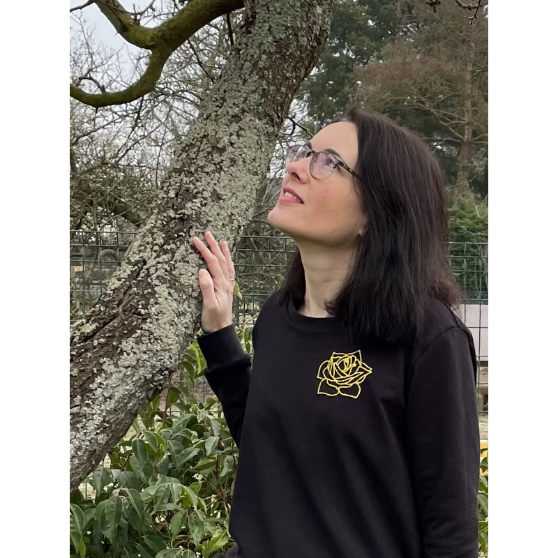 Le pull noir pour l'automne et l'hiver