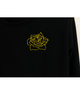 La très jolie rose dorée en motif sur le coeur