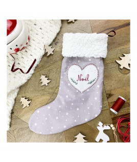 La chaussette de noël avec un motif brodé