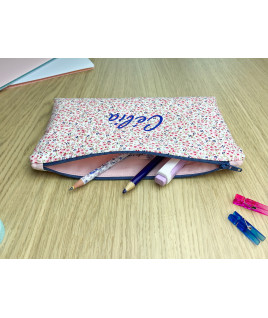 Trousse Mini Fleurs - Vue détaillée de la trousse rectangulaire personnalisée en coton rose, blanc et bleu