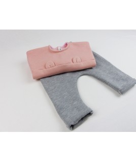 Le petit sarouel et le pull ourson mignon font un bel ensemble pour une petite demoiselle