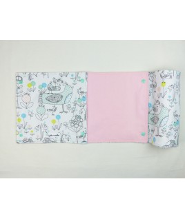 L'essuie tout est disponbile en coloris rose et blanc à motif oiseau