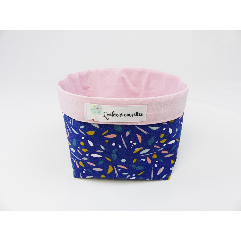 La petite panière aux motifs de pétales