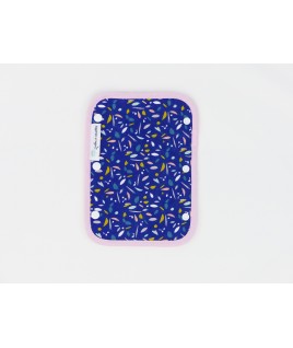 Le motif élégant et printanier avec des pétales et de petites fleurs égaiera l'habitacle de la voiture