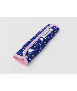 Le protège ceinture de sécurité, aux motifs pétales