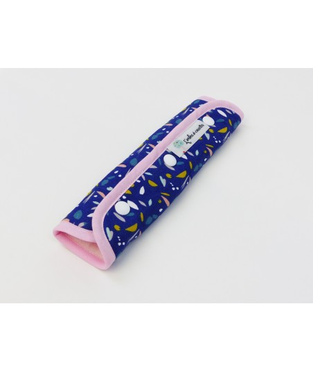 Le protège ceinture de sécurité, aux motifs pétales