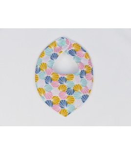 Le bavoir bandana se ferme avec un bouton pression