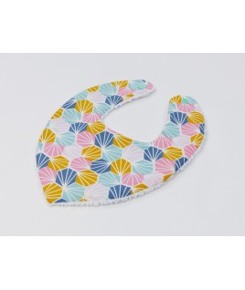 Très chic, ce bavoir est aussi un bel accessoire complète la tenue de bébé