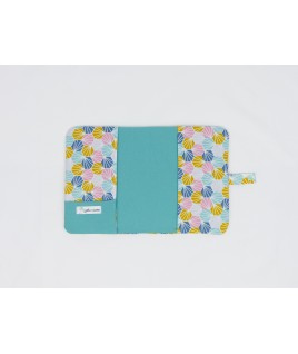 Le couvre livre possède une pochette intérieure