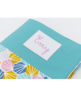 Le protège carnet de santé est brodé à la main avec le prénom de l'enfant