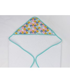 Entièrement faite main, la cape est réalisée avec beaucoup de soin