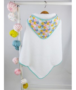 Une très jolie cape pour réchauffer bébé après le bain