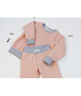 Très joli, ce petit sweat est assorti au jogging rose