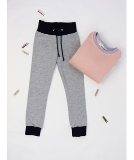 Ce pantalon est assorti au pull rose à paillettes