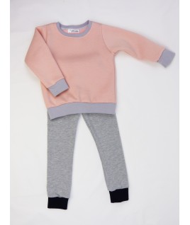 La tenue de sport des petites filles espiègles