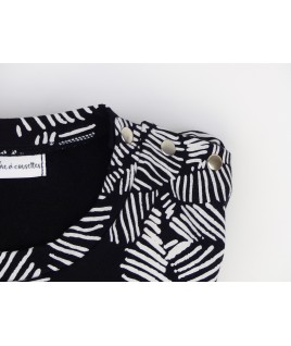 De belles finitions soignées, avec des boutons pression à l'encolure