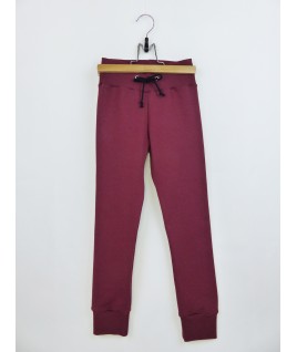 Ce pantalon rouge foncé est très pratique
