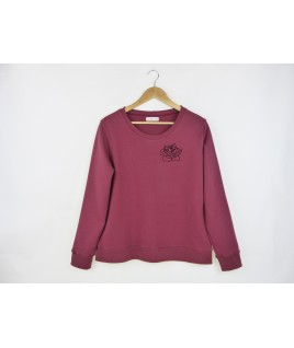 Le pull est cousu avec soin dans notre atelier, à Thionville, Moselle, en France Le pull est cousu avec soin dans notre atelier, à Thionville, Moselle, en France