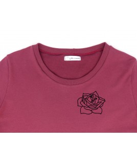 Le motif de rose Black Baccara ajoute beaucoup de prestige à ce pull Le motif de rose Black Baccara ajoute beaucoup de prestige à ce pull