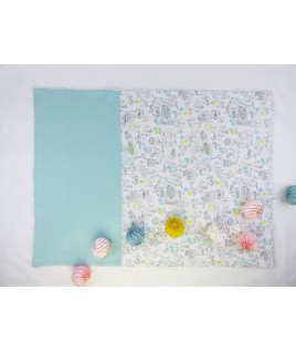 Cette jolie couverture à de très beaux motifs oiseaux et fleurs pour petites filles