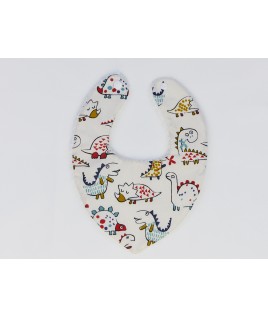 Ce bavoir bandana s'enfile très vite