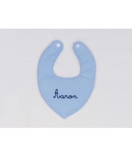 Le bavoir personnalisé, brodé au prénom de l'enfant
