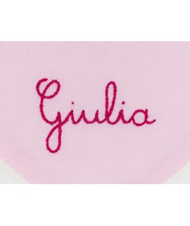 La broderie est réalisée à la main avec soin