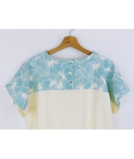 Le dos est fermé par 3 boutons pressions en laiton