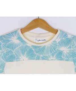 Ce joli haut convient très bien aux garçons et aux filles